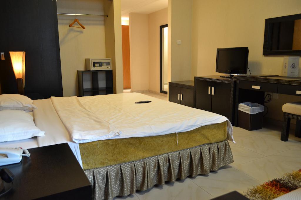 Crystal Plaza Hotel 2*